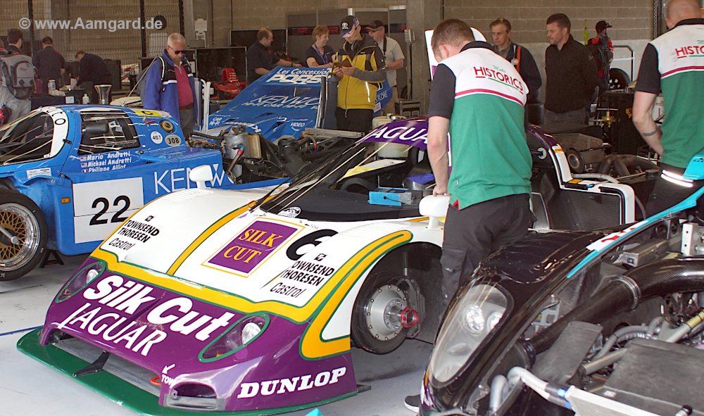 Silk Cut Jaguar in der Box beim Spa Classic Race