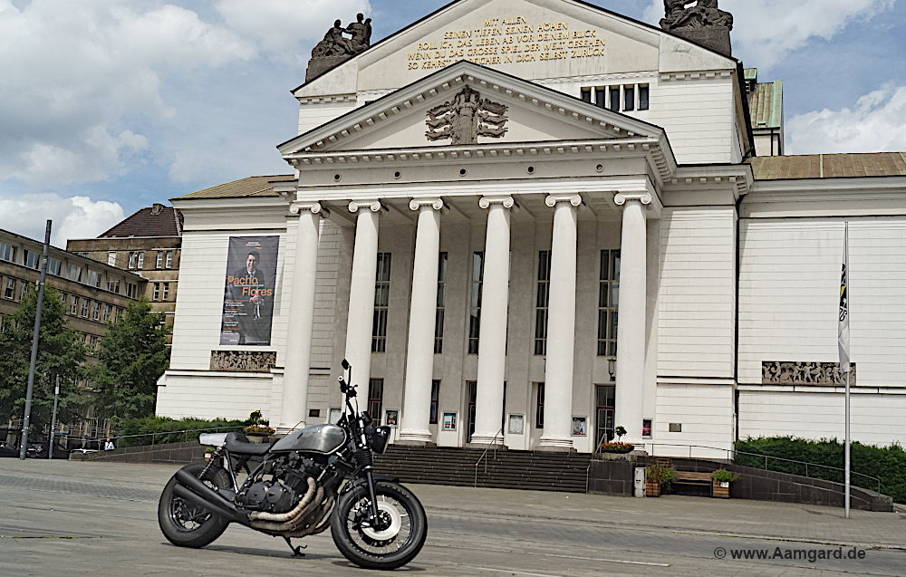 Honda CB750C Café Racer in front of the Duisburg city theatre